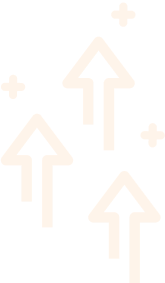 Улыбающаяся женщина-психолог с вьющимися волосами и красной помадой — поддерживающее сопровождение для женщин